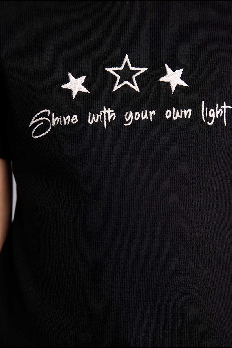 ديفاكتو تيشيرت بناتي نص كم مضلع بطبعة شعار سليم فيت - Image 4